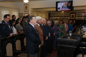 Um minuto de silêncio em homenagens póstumas