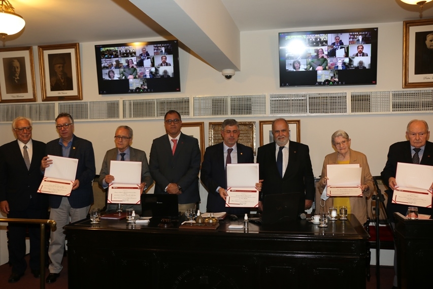 Da esq. para a dir., Miro Teixeira, Octávio Costa, Aldo Arantes, Jorge Folena, Sydney Sanches, Armando de Souza, Margarida Pressburguer e Bernardo Cabral