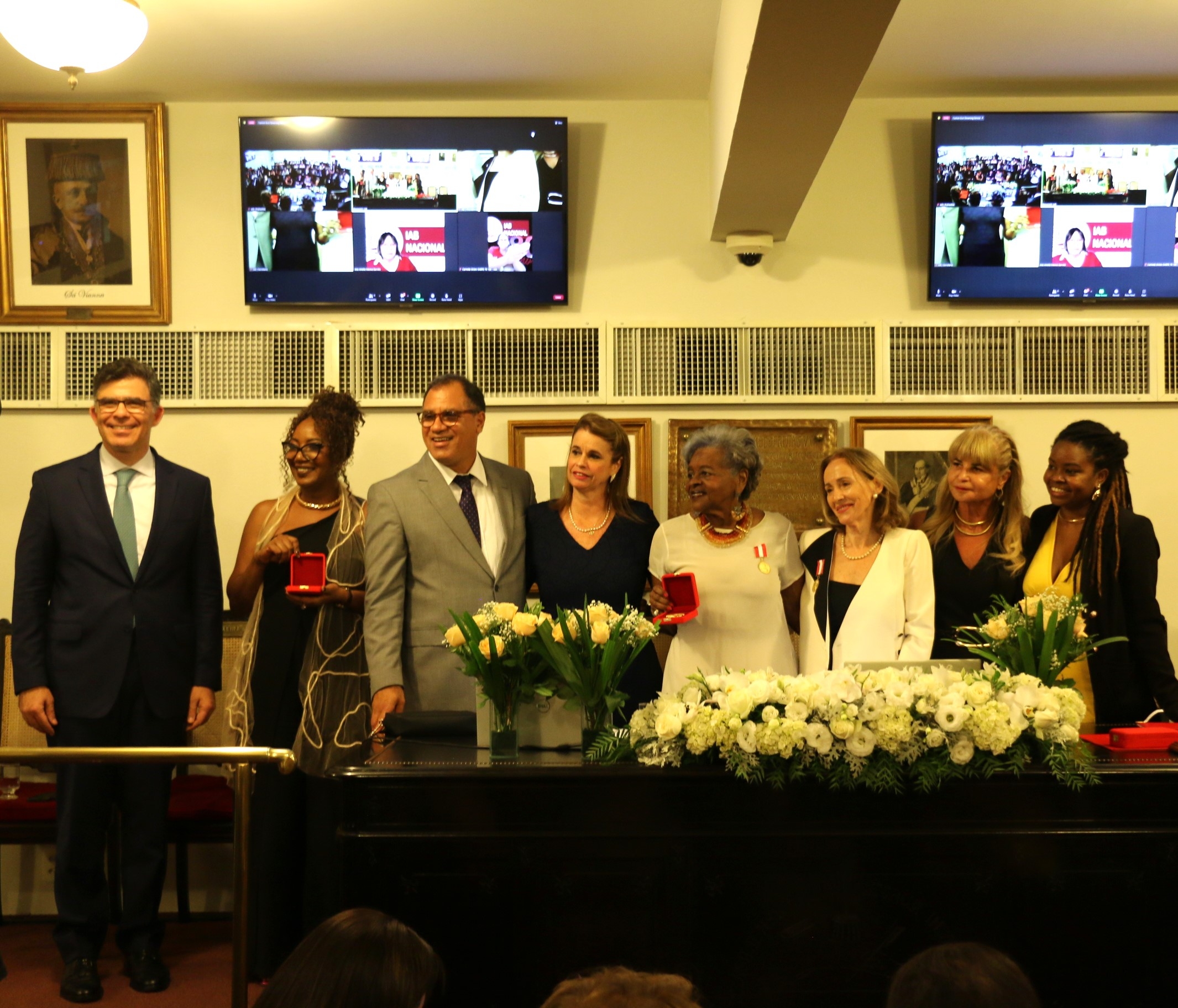 Da esq. para a dir., Luciano Bandeira, Mônica Alexandre, Jorge Rubem Folena, Adriana Guimarães, Edmée da Conceição Cardoso, Maria Adelia Campello, Rita Cortez e Flávia Ribeiro