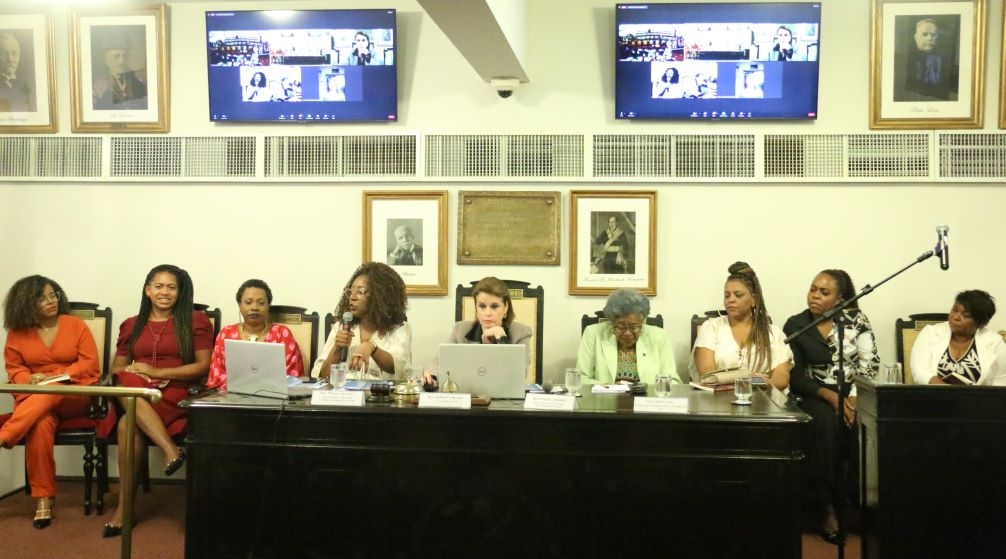 Da esq. para a dir., Tatiana Bispo, Shirlene Mendes, Eliane Pereira, Monica Alexandre, Adriana Brasil Guimarães, Edmée da Conceição Cardoso, Beatriz Silveira, Carmen Felippe e Cássia Cristina Abreu