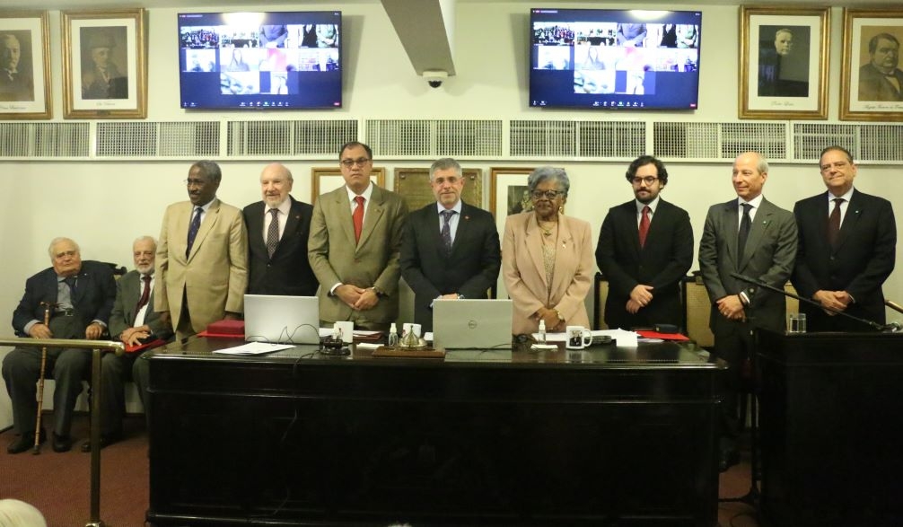 Da esq. para a dir., Peter Dirk Siemsen, Jorge Hilário Gouvêa Vieira, Issouf Baadhio, Sergio Francisco de Aguiar Tostes, Jorge Rubem Folena, Sydney Limeira Sanches, Edmée da Conceição Cardoso, Igor Martins da Cunha, Francisco Antunes Maciel Mussnich e Antonio Alberto Gouvêa Vieira