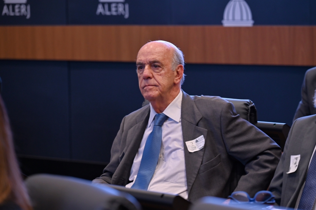 Adilson Pires no plenário da Alerj (Fotos: Julia Passos/Divulgação Alerj)