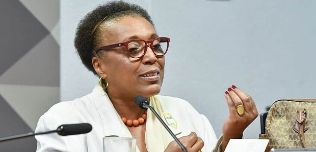 Vera Lúcia Santana Araújo