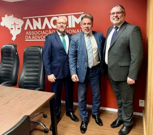 Da esq. para a dir., Flávio Pita, James Walker e Amaury Marques